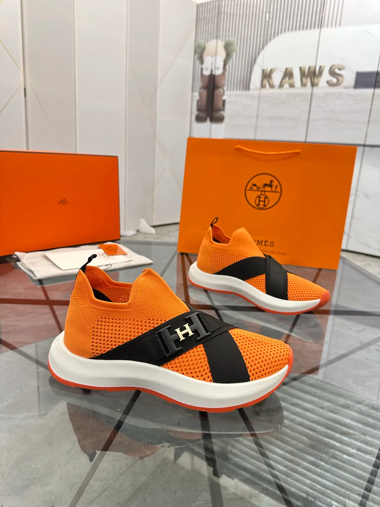 Men's shoes: 💰P620¥ High-end top quality Product trademark: Hermes *"Hermès*" low-top casual shoes Regular size: 38-45 (can be customized to 46) Product materials: Upper imported from the counter original fly weave, breathable lining, cowhide foot pads, original outsole. No.: 001